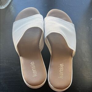 Kensie Women's Tan and Cream Slide Sandals